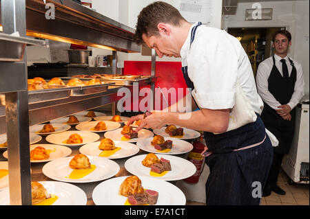 Brighton, East Sussex, Regno Unito. 10 Settembre, 2014. Senior capo chef Rob Carr placcatura fino lombo di cervo di essere accompagnato da Morellino di Scansano Bronzone, Marchese Mazzei. Lo chef Rob Carr crea un assaggio del gioco Cena in Hotel du Vin Brighton per BHFDF utilizzando locali di cacciagione da South Downs Cacciagione e selvaggina, Sussex formaggi da La Grotta a Fromage. Accompagnati da vini e alcolici dal Sussex produttori Ridgeview e Bolney Estates, Blackdown spiriti e Enotria. Credito: Julia Claxton/Alamy Live News Foto Stock