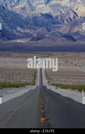 Strada Statale Route 190 attraverso la Valle della Morte vicino a tubo da stufa di pozzi, verso Panamint Range, Parco Nazionale della Valle della Morte, Deserto Mojave, Ca Foto Stock