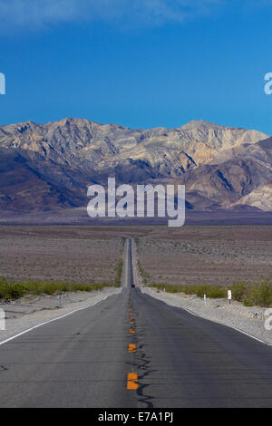 Strada Statale Route 190 attraverso la Valle della Morte vicino a tubo da stufa di pozzi, verso Panamint Range, Parco Nazionale della Valle della Morte, Deserto Mojave, Ca Foto Stock