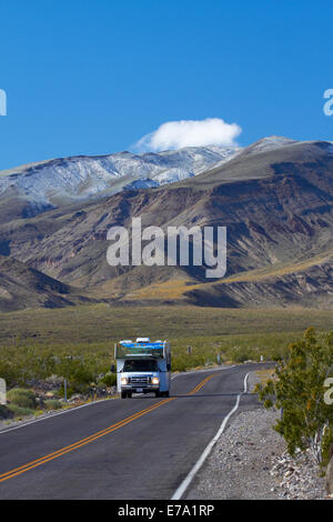 RV sulla strada proveniente da sopra la gamma Panamint nella Valle della Morte, Parco Nazionale della Valle della Morte, Deserto Mojave, CALIFORNIA, STATI UNITI D'AMERICA Foto Stock