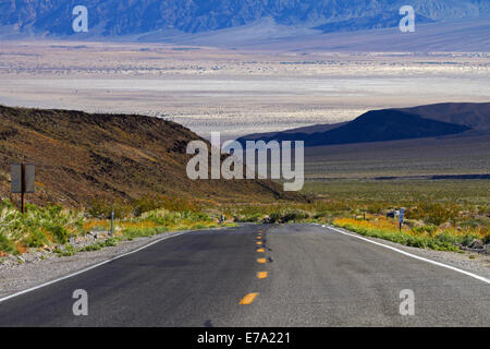 Strada Statale Route 190 salendo da Death Valley oltre Panamint Range, Parco Nazionale della Valle della Morte, Deserto Mojave, CALIFORNIA, STATI UNITI D'AMERICA Foto Stock