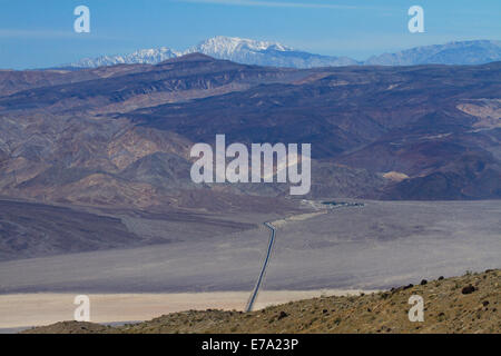 Strada Statale Route 190 attraverso Panamint Valley verso Panamint Springs, il Parco Nazionale della Valle della Morte, Deserto Mojave, con colline di Darwin un Foto Stock