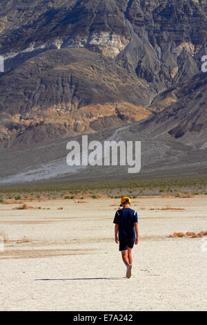 Ragazzo su Salina, Panamint Valley, e Panamint Range, Parco Nazionale della Valle della Morte, Deserto Mojave, CALIFORNIA, STATI UNITI D'AMERICA Foto Stock