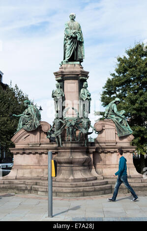 Uomo che cammina il passato e guardare il monumento di Gladstone in Coates Crescent, Edinburgh New Town Foto Stock