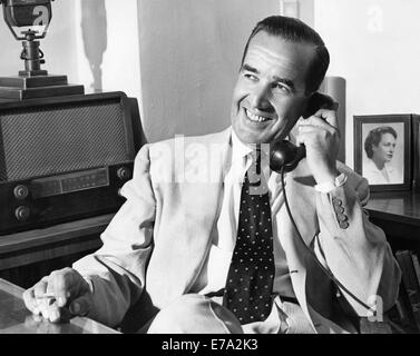 Edward R. Murrow (1908-1965), American giornalista televisivo, parlando al telefono, Ritratto, 1954 circa Foto Stock