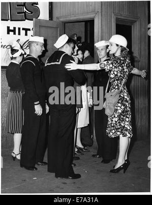 Showgirl Betty Douglas raddoppio come Air Raid Warden durante la seconda guerra mondiale, la città di New York, USA, 1943 Foto Stock