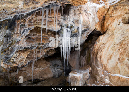 Ghiaccioli sulle rocce di una molla al fiume Jemez New Mexico Foto Stock