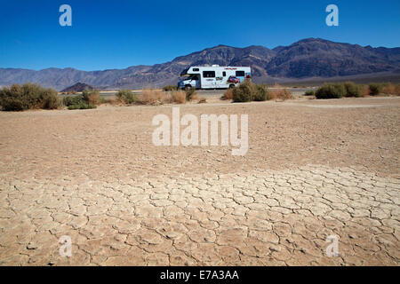 Salina e RV, Panamint Valley, il Parco Nazionale della Valle della Morte, Deserto Mojave, CALIFORNIA, STATI UNITI D'AMERICA Foto Stock