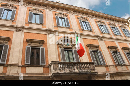 Bandiera e stemma su un edificio di Roma, Italia Foto Stock