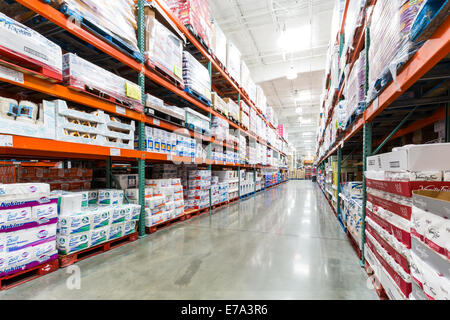 Corsia in un Costco store con tovaglioli, asciugamani e altri prodotti di carta Foto Stock