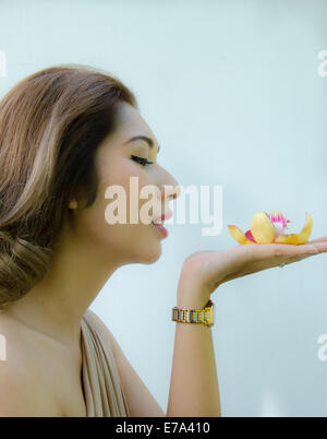 Donna faccia ispirazione con fiore Foto Stock