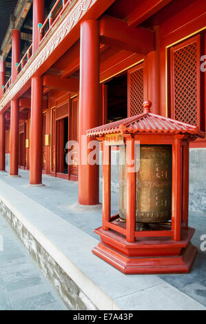 La preghiera buddista ruota al tempio Lama a Pechino in Cina Foto Stock