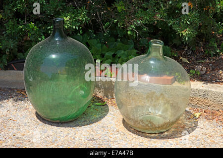 Grande vecchio vetro vasetti di storage come ornamenti Foto Stock