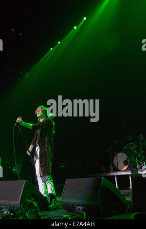 Milwaukee, Wisconsin, Stati Uniti d'America. Il 9 settembre, 2014. Il cantante Matthew Shultz della gabbia di banda l'Elefante suona dal vivo al Bradley Center di Milwaukee, Wisconsin Credit: Daniel DeSlover/ZUMA filo/Alamy Live News Foto Stock