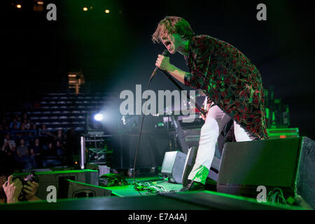 Milwaukee, Wisconsin, Stati Uniti d'America. Il 9 settembre, 2014. Il cantante Matthew Shultz della gabbia di banda l'Elefante suona dal vivo al Bradley Center di Milwaukee, Wisconsin Credit: Daniel DeSlover/ZUMA filo/Alamy Live News Foto Stock