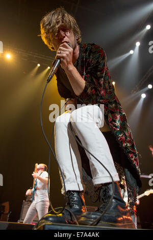 Milwaukee, Wisconsin, Stati Uniti d'America. Il 9 settembre, 2014. Il cantante Matthew Shultz della gabbia di banda l'Elefante suona dal vivo al Bradley Center di Milwaukee, Wisconsin Credit: Daniel DeSlover/ZUMA filo/Alamy Live News Foto Stock