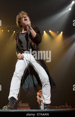 Milwaukee, Wisconsin, Stati Uniti d'America. Il 9 settembre, 2014. Il cantante Matthew Shultz della gabbia di banda l'Elefante suona dal vivo al Bradley Center di Milwaukee, Wisconsin Credit: Daniel DeSlover/ZUMA filo/Alamy Live News Foto Stock