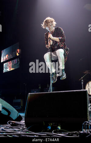 Milwaukee, Wisconsin, Stati Uniti d'America. Il 9 settembre, 2014. Il cantante Matthew Shultz della gabbia di banda l'Elefante suona dal vivo al Bradley Center di Milwaukee, Wisconsin Credit: Daniel DeSlover/ZUMA filo/Alamy Live News Foto Stock