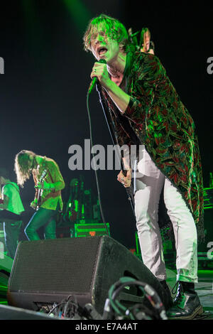 Milwaukee, Wisconsin, Stati Uniti d'America. Il 9 settembre, 2014. Il cantante Matthew Shultz della gabbia di banda l'Elefante suona dal vivo al Bradley Center di Milwaukee, Wisconsin Credit: Daniel DeSlover/ZUMA filo/Alamy Live News Foto Stock