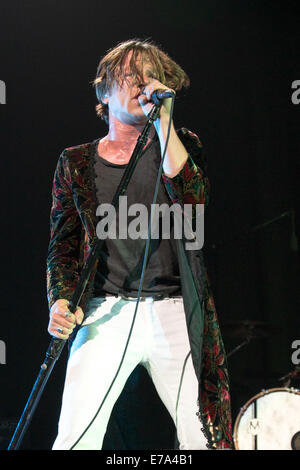 Milwaukee, Wisconsin, Stati Uniti d'America. Il 9 settembre, 2014. Il cantante Matthew Shultz della gabbia di banda l'Elefante suona dal vivo al Bradley Center di Milwaukee, Wisconsin Credit: Daniel DeSlover/ZUMA filo/Alamy Live News Foto Stock