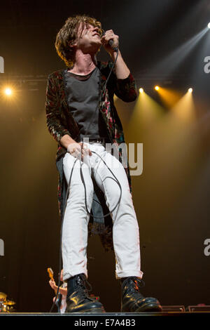 Milwaukee, Wisconsin, Stati Uniti d'America. Il 9 settembre, 2014. Il cantante Matthew Shultz della gabbia di banda l'Elefante suona dal vivo al Bradley Center di Milwaukee, Wisconsin Credit: Daniel DeSlover/ZUMA filo/Alamy Live News Foto Stock