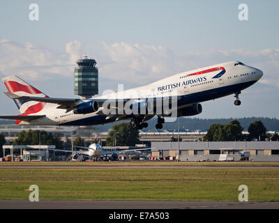 Un British Airways Boeing 747-400 (G-BNLU) wide-body jumbo jet decolla dall'Aeroporto Internazionale di Vancouver, Canada Foto Stock