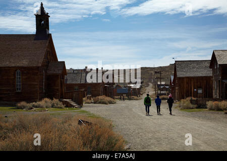 Chiesa metodista e turisti, Green Street, Bodie Ghost Town, Colline Bodie, Mono County, Sierra orientale, CALIFORNIA, STATI UNITI D'AMERICA Foto Stock