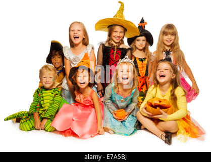 Un folto gruppo di bambini in costumi di Halloween Foto Stock
