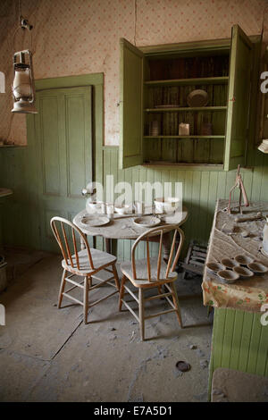 Interno della cucina in casa a Bodie Ghost Town ( elevazione 8379 ft / M 2554 ), Colline Bodie, Mono County, Sierra orientale, Calif Foto Stock