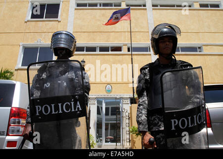 Santo Domingo, Repubblica Dominicana. Decimo Sep, 2014. Polizia guardia durante una manifestazione di protesta di fronte all'Ambasciata haitiana in Santo Domingo, Repubblica Dominicana, sul Sett. 10, 2014. I membri dei lavoratori della canna da zucchero europea hanno protestato mercoledì di fronte all'Ambasciata haitiana alla domanda del governo haitiano di esenzione del pagamento dei documenti di identificazione necessari per applicare al piano nazionale di stranieri di regolarizzazione, secondo la stampa locale. © Roberto Guzman/Xinhua/Alamy Live News Foto Stock