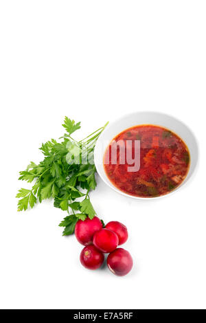 White ciotola di zuppa - borsch con prezzemolo Ravanelli Foto Stock