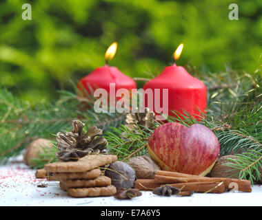 Pezzo di apple a forma di cuore e spezie in decor vacanze Foto Stock