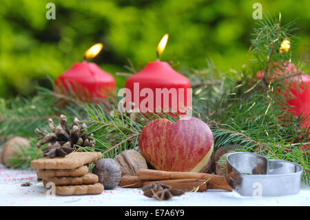 Pezzo di apple a forma di cuore e spezie in decor vacanze Foto Stock