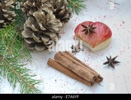 Pezzo di apple a forma di cuore e spezie nel decor di vacanza Foto Stock