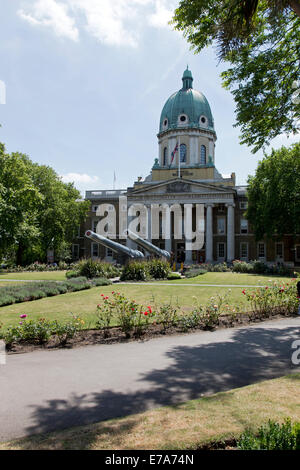 15 pollici artiglieria navale da HMS Ramillies & HMS Roberts al di fuori del museo imperiale della guerra, Lambeth Road, Londra, Regno Unito. Foto Stock