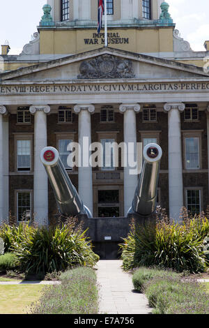 15 pollici artiglieria navale da HMS Ramillies & HMS Roberts al di fuori del museo imperiale della guerra, Lambeth Road, Londra, Regno Unito. Foto Stock