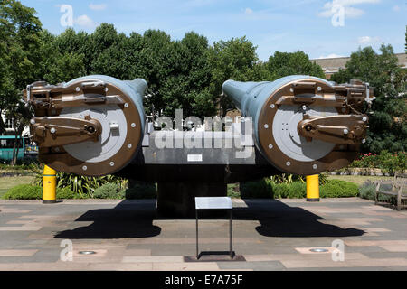 15 pollici artiglieria navale da HMS Ramillies & HMS Roberts al di fuori del museo imperiale della guerra, Lambeth Road, Londra, Regno Unito. Foto Stock