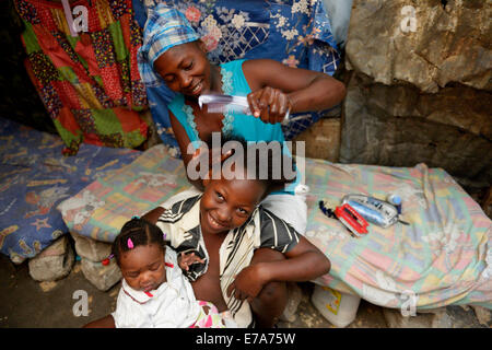 Calza di madre in figlia capelli, Camp Icare, per il campo per rifugiati di terremoto, Fort National, Port-au-Prince, Haiti Foto Stock