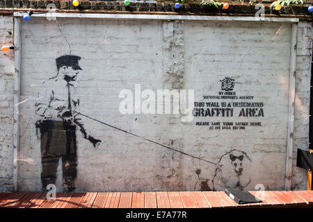 Banksy Stencil Graffiti al di fuori del cargo Club, Rivington Street, Shoreditch, Londra, Inghilterra, Regno Unito. Foto Stock