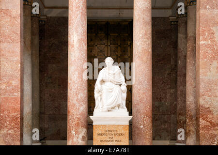 Statua di re Ludwig I all'interno della sala principale del Walhalla memorial a est di Regensburg, Baviera, Germania, Europa Foto Stock