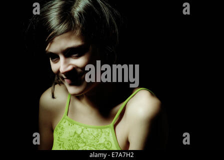 Una giovane donna sorridente con capelli tousled Foto Stock