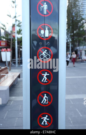 Segno che mostra le cose che sono vietate in the mall a Surfers Paradise Australia Foto Stock