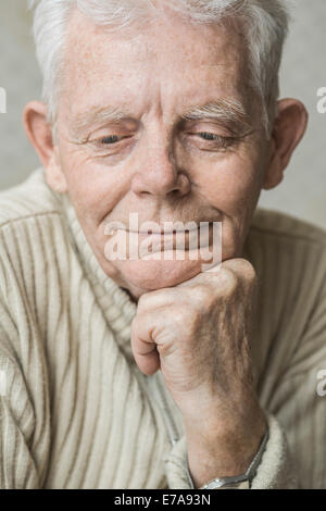 Close-up di pensosa senior con man mano sul mento Foto Stock