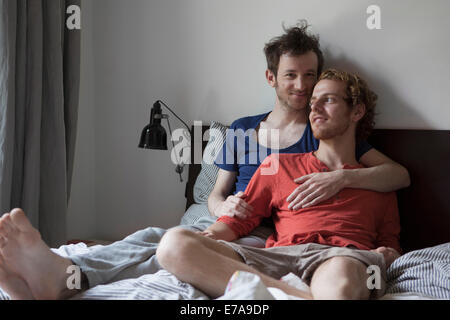 Amorevole coppia gay relax nel letto di casa Foto Stock