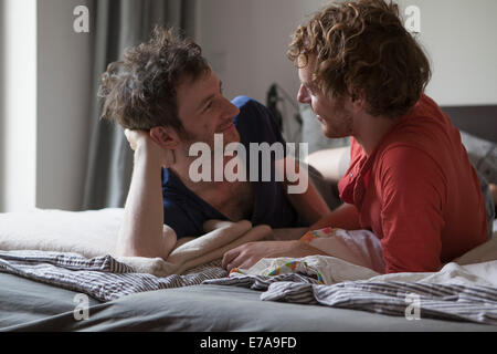 Affettuosa coppia gay guardando ogni durante i momenti di relax in camera da letto Foto Stock