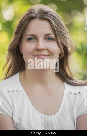 Ritratto di donna fiducioso in posizione di parcheggio Foto Stock