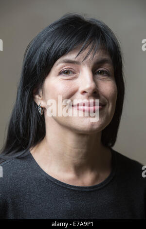 Ritratto di donna sorridente contro uno sfondo grigio Foto Stock