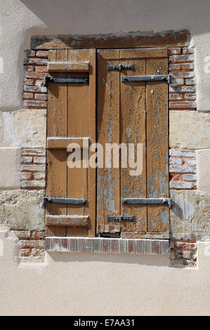 Marrone finestra con persiane, Rue Paul Hacault, Brou, Eure et Loir, centro, Francia Foto Stock