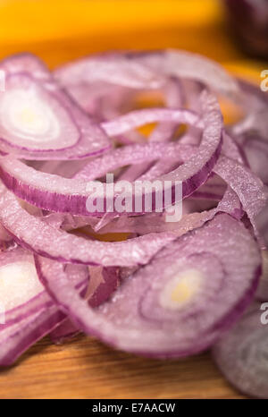 Cipolle rosse tritate sul tagliere. Foto Stock