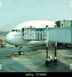 Emirates A380-800 Airbus in aeroporto di Dubai Foto Stock